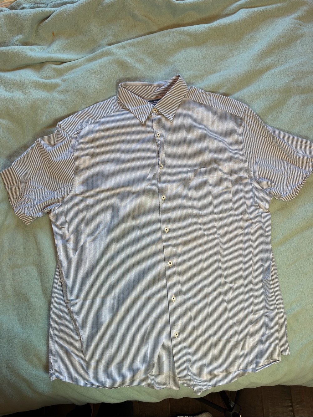 Roundtree & Yorke Short Sleeve Striped Button-Down Shirt in Blue and White